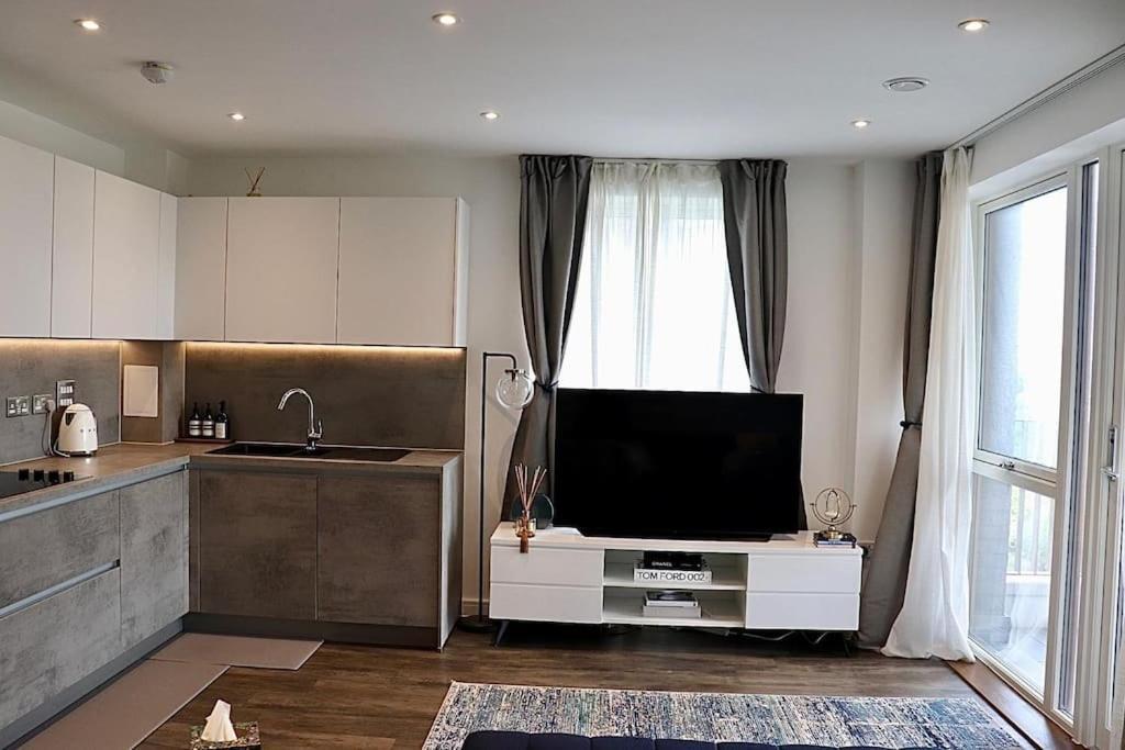 A Stylish Two Bedroom Modern Apartment With Parking Barking  Ngoại thất bức ảnh