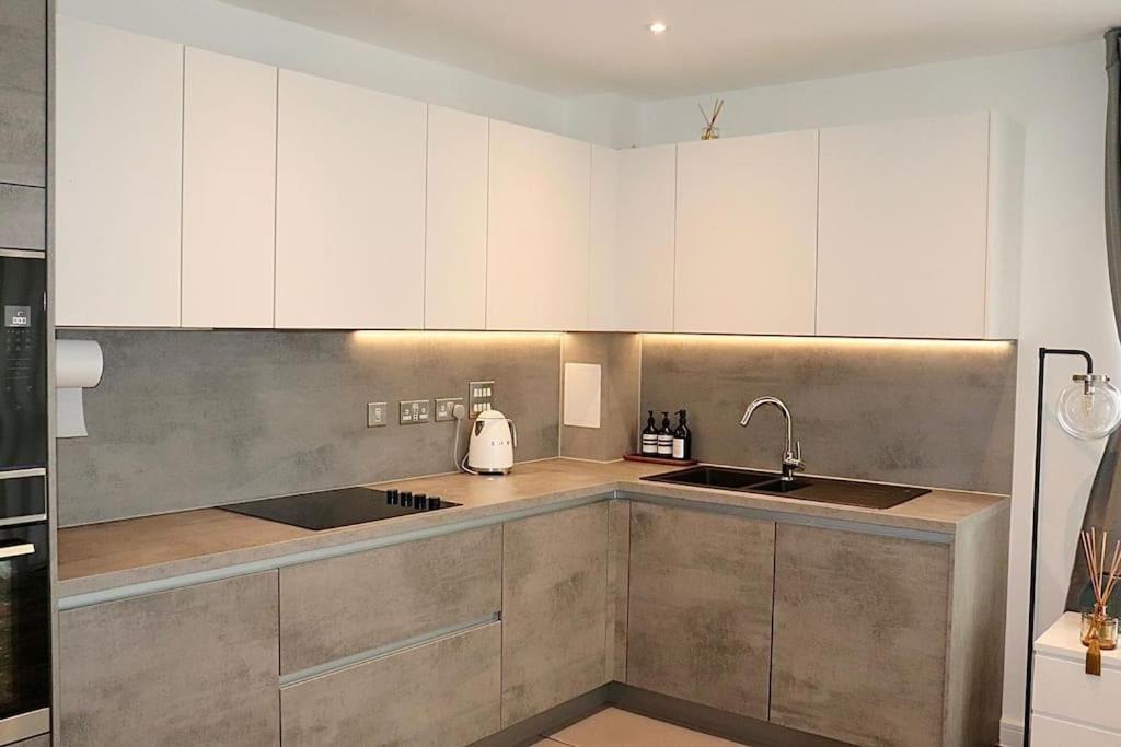 A Stylish Two Bedroom Modern Apartment With Parking Barking  Ngoại thất bức ảnh