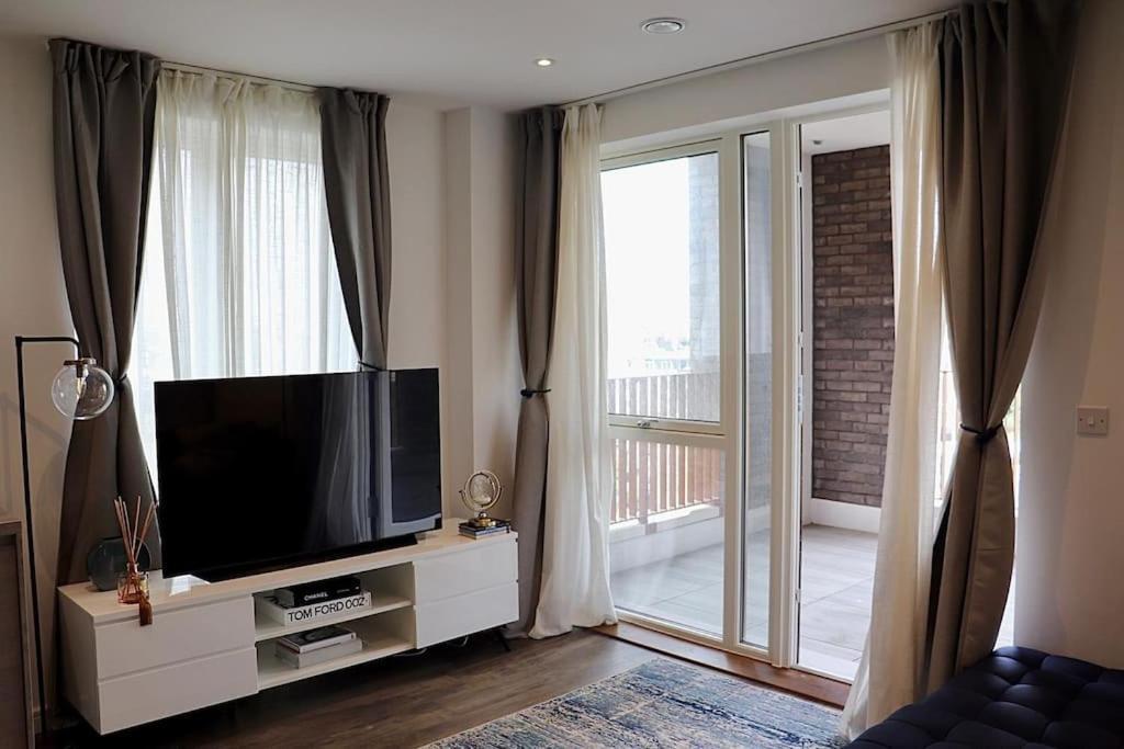 A Stylish Two Bedroom Modern Apartment With Parking Barking  Ngoại thất bức ảnh