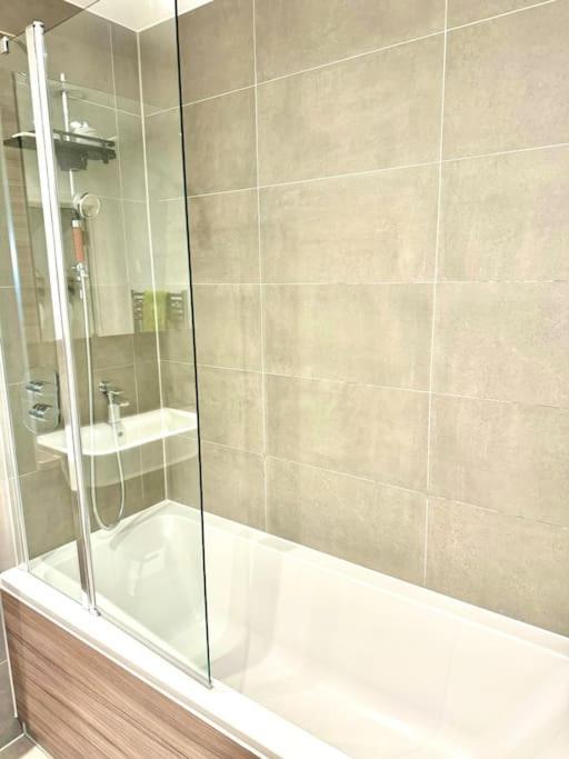 A Stylish Two Bedroom Modern Apartment With Parking Barking  Ngoại thất bức ảnh