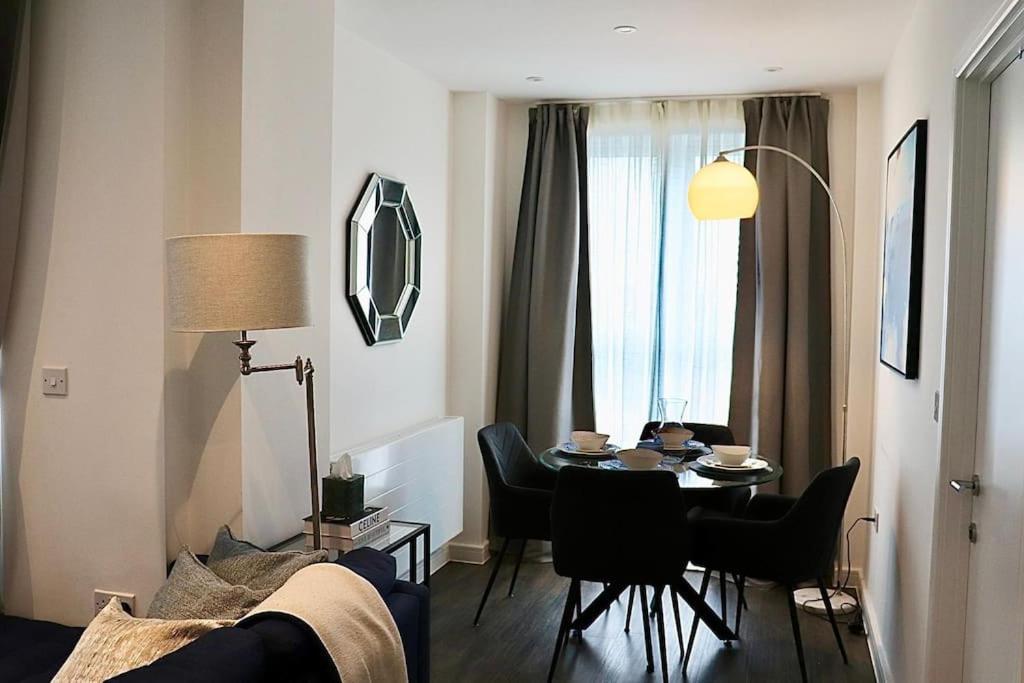 A Stylish Two Bedroom Modern Apartment With Parking Barking  Ngoại thất bức ảnh