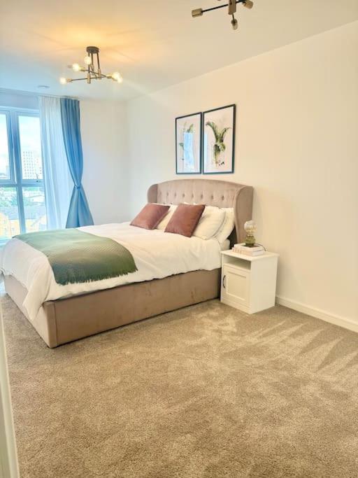 A Stylish Two Bedroom Modern Apartment With Parking Barking  Ngoại thất bức ảnh