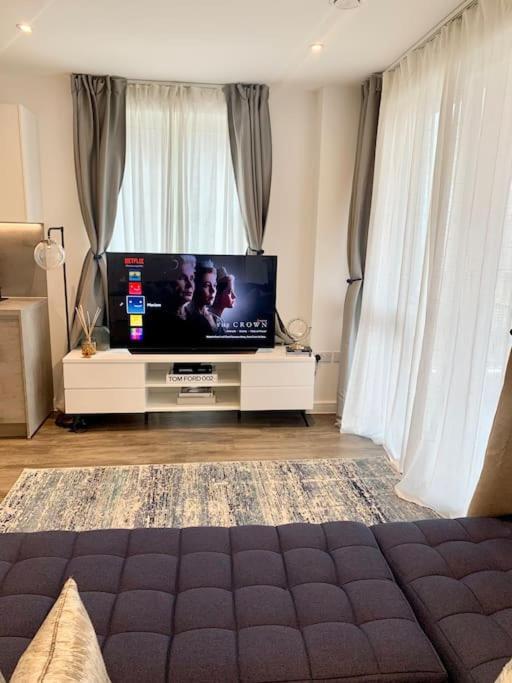 A Stylish Two Bedroom Modern Apartment With Parking Barking  Ngoại thất bức ảnh