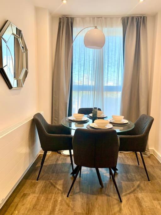 A Stylish Two Bedroom Modern Apartment With Parking Barking  Ngoại thất bức ảnh