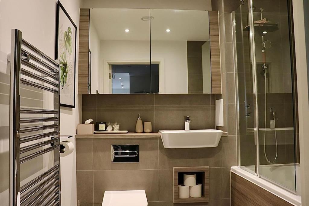 A Stylish Two Bedroom Modern Apartment With Parking Barking  Ngoại thất bức ảnh